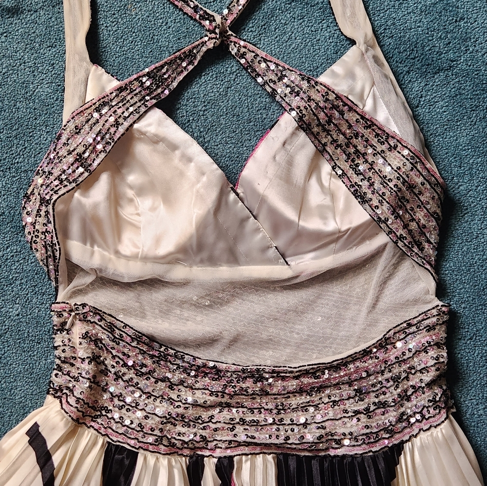 CHICAS GOWN - Picture 4 of 6